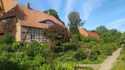 Ein Garten an der Unterkunft Ferienwohnung Rosengarten am Pfarrgarten Starkow