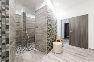 Ein Badezimmer in der Unterkunft James Cook Suite - 2 Schlafzimmer, 2 Bäder, Boddenblick & Sauna