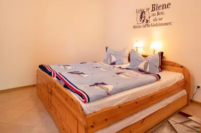 Ein Bett oder Betten in einem Zimmer der Unterkunft Haus Ahrens Wohnung 3