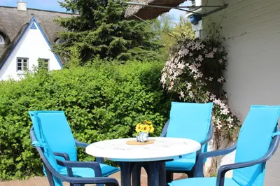 Ein Garten an der Unterkunft Achtern Diek Haus 12a Wohnung 3