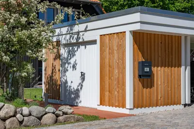 Das Gebäude in dem sich das Ferienhaus befindet