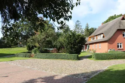 Ein Garten an der Unterkunft FERIENWOHNUNGEN Krull App 02