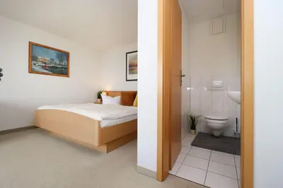 Ein Bett oder Betten in einem Zimmer der Unterkunft Deutsches Haus Zimmer 35