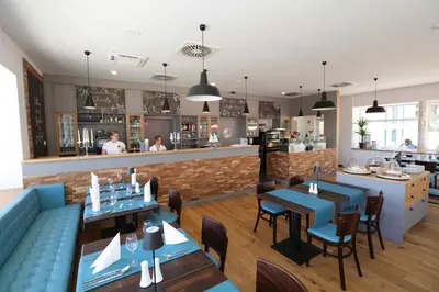 Ein Restaurant oder anderes Speiselokal in der Unterkunft Ferienhäuser Baltic Lagoon Haus 16 