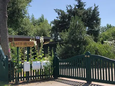 Ein Garten an der Unterkunft Haus Hugo Zingst