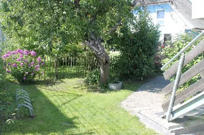 Ein Garten an der Unterkunft Ferienwohnung de olle Leive in Born