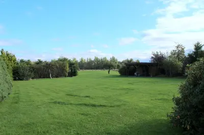 Ein Garten an der Unterkunft Alte Gärtnerei App Rhododendron