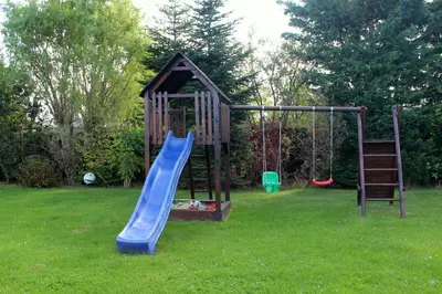 Ein Kinderspielbereich in der Unterkunft Alte Gärtnerei App Rhododendron