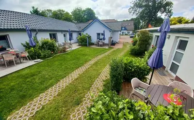 Ein Garten an der Unterkunft FeWo Weststrand - Heuser Prerow