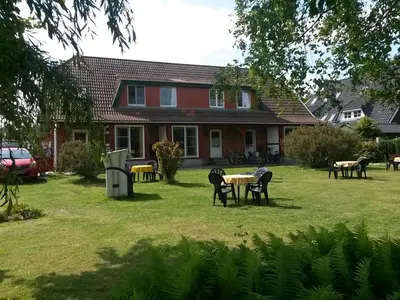 Ein Garten an der Unterkunft FeWo Weide - Ulenhoef