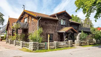 Das Gebäude in dem sich das Ferienhaus befindet