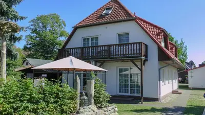 Das Gebäude in dem sich das Ferienhaus befindet