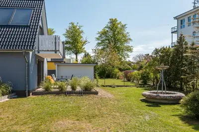 Ein Garten an der Unterkunft Haus Ostseenixe 02
