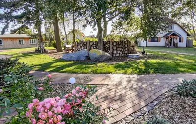 Ein Garten an der Unterkunft Ferienhaus Hafenstr. 6 / FH M