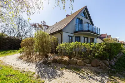 Ein Garten an der Unterkunft Strandhaus Wustrow - Wohnung 2