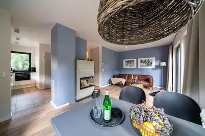 Ein Sitzbereich in der Unterkunft Haus Schlehe - Sauna, Kamin & waldnah